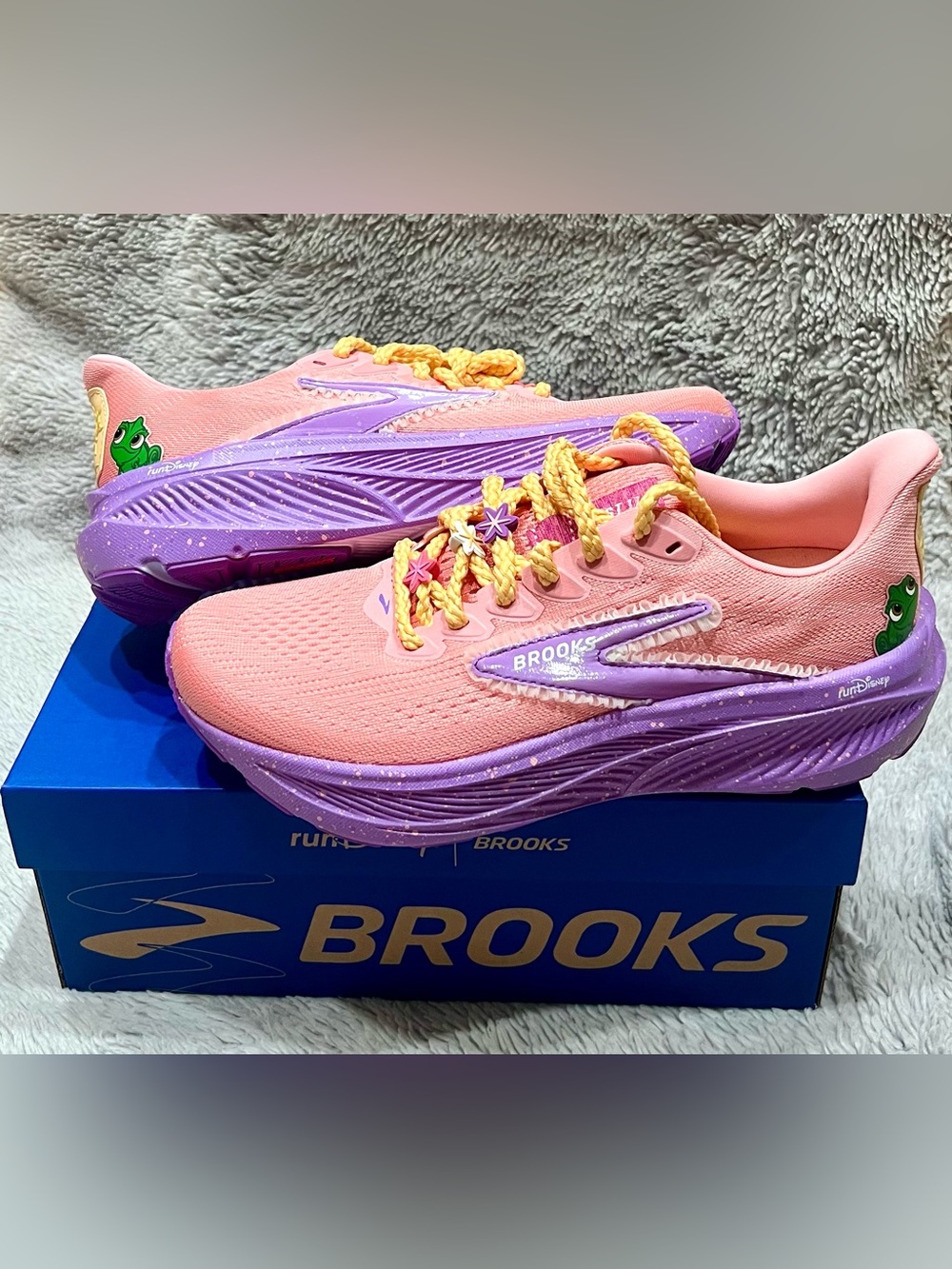 *NEW IN BOX* Brooks x runDisney Rapunzel Ghost 17 Running Sneaker Women’s 8.5 - Picture 7 of 16